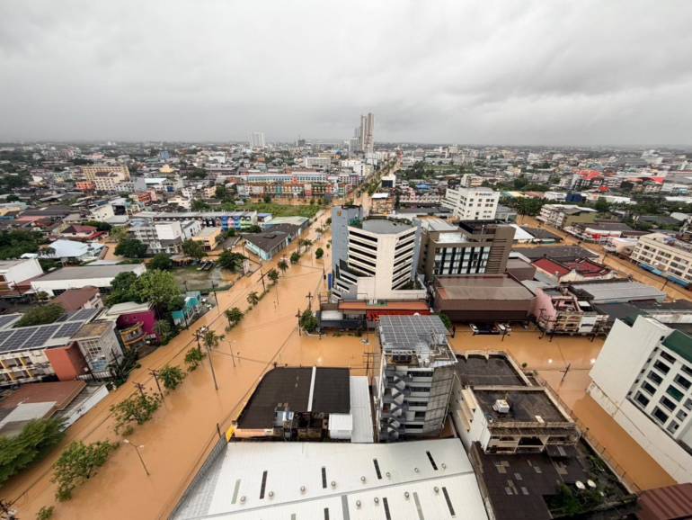 ภาพมุมสูง น้ำท่วมบริเวณ ถ.30 เมตร เขตเทศบาลนครหาดใหญ่ จ.สงขลา วันนี้ (22 พ.ย.2568) เวลาประมาณ 08.00 น. 