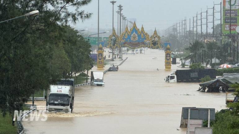 11.38 น. (22 พ.ย.68) น้ำท่วมบริเวณ 4 แยกลพบุรีราเมศวร์ ทางเข้า อ.หาดใหญ่ จ.สงขลา ถนนเพชรเกษม 42