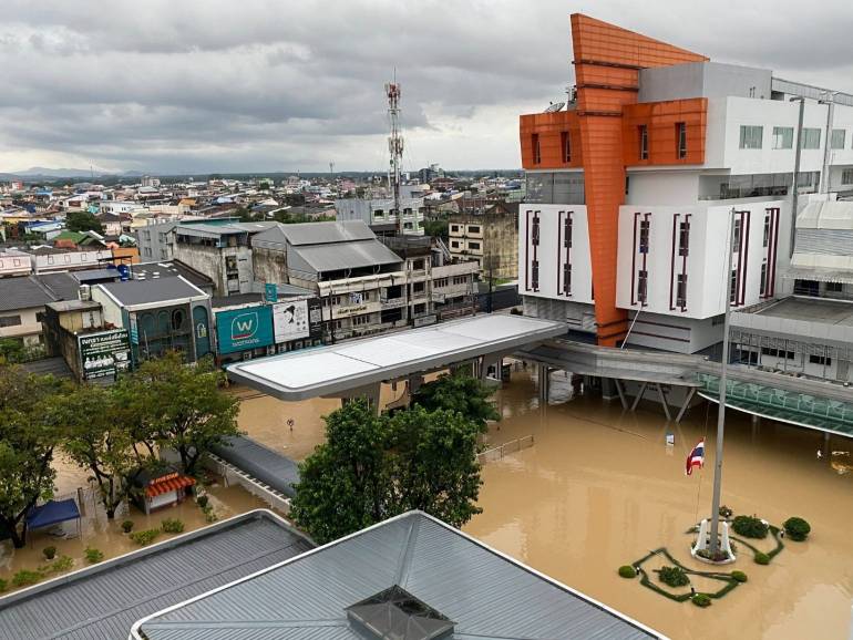 โรงพยาบาลหาดใหญ่ วันที่ 24 พฤศจิกายน 2568 เวลา 8.30 น. มวลน้ำหนุนเข้ามาภายในโรงพยาบาล