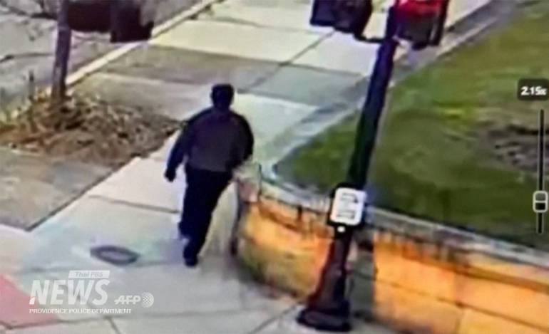 ตำรวจเผยแพร่ภาพผู้ต้องสงสัยเหตุกราดยิงที่มหาวิทยาลัยบราวน์ เดินอยู่บนถนนใกล้กับวิทยาเขตในเมืองโพรวิเดนซ์ 