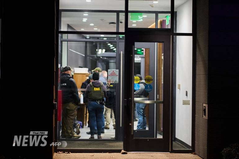 เจ้าหน้าที่ตำรวจปฏิบัติงานใกล้กับจุดเกิดเหตุกราดยิงที่มหาวิทยาลัยบราวน์ ในรัฐโรดไอส์แลนด์ เมื่อวันที่ 13 ธ.ค.2568