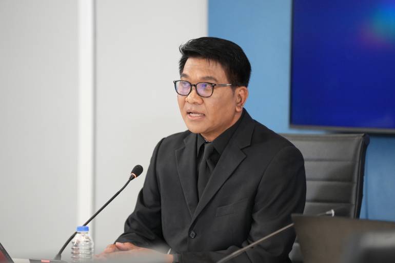 นายธนวรรธน์ พลวิชัย อธิการบดีและประธานที่ปรึกษาศูนย์พยากรณ์เศรษฐกิจและธุรกิจ มหาวิทยาลัยหอการค้าไทย 