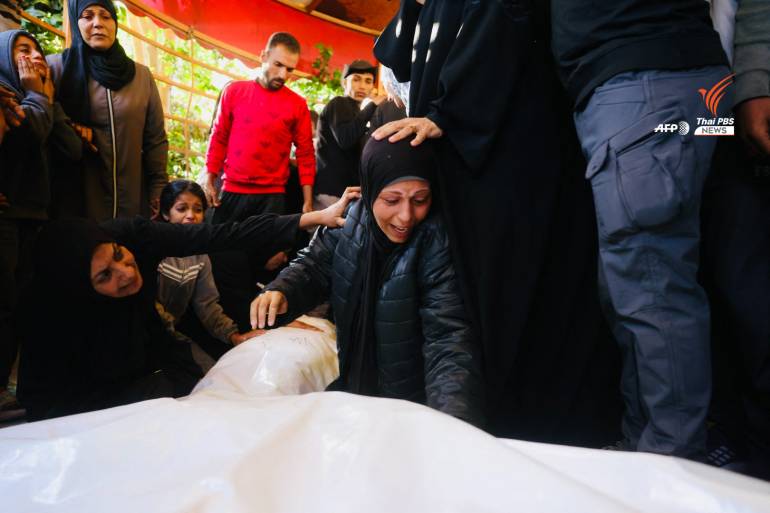 ประชาชนร่วมแสดงความอาลัยขณะเข้าร่วมพิธีศพชาวปาเลสไตน์ที่เสียชีวิตจากการโจมตีของอิสราเอลเมื่อวันที่ 3 ธันวาคม ณ โรงพยาบาลนัสเซอร์ ในเมืองคาน ยูนิส ทางตอนใต้ของฉนวนกาซา เมื่อวันที่ 4 ธันวาคม 2568