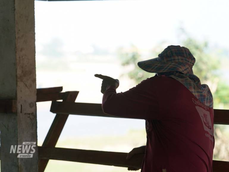 กองแก้ว นุ่นคำ ขณะชี้ไปยังจุดพื้นที่ปะทะ