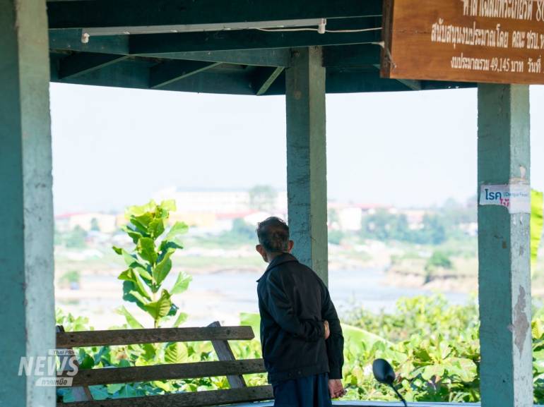 ชาวบ้านริมแม่น้ำเมยออกมาติดตามสถานการณ์สู้รบ