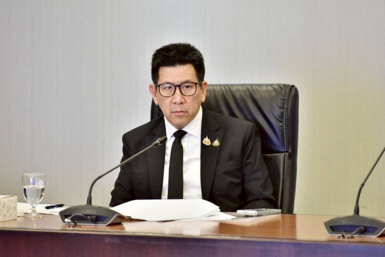 นายเอกนิติ  นิติทัณฑ์ประภาศ รองนายกรัฐมนตรี ในฐานะประธานคณะกรรมการบริหารจัดการแก้ไขปัญหาสินค้าและธุรกิจต่างประเทศที่ฝ่าฝืนกฎหมาย (คสธก.)