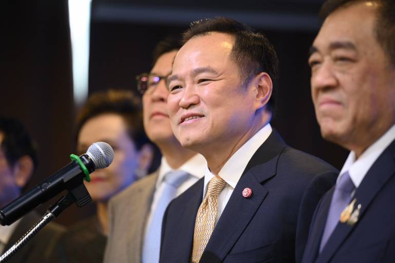 นายอนุทิน ชาญวีรกูล นายกรัฐมนตรี 