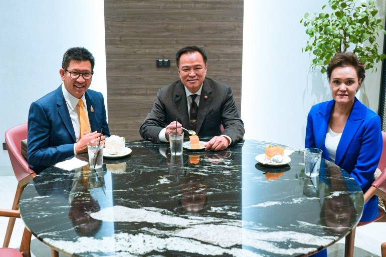 นายอนุทิน ชาญวีรกูล นายกรัฐมนตรี และว่าที่รัฐมนตรีที่มาจากคนนอก