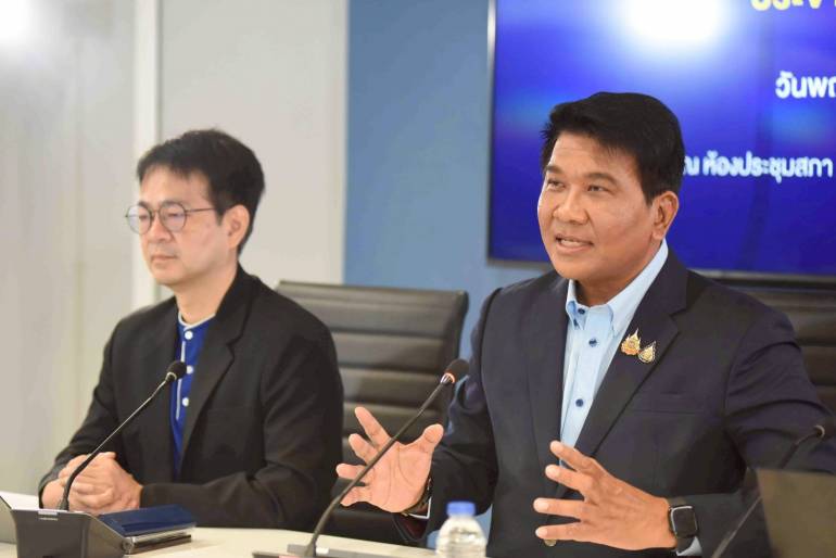 นายธนวรรธน์ พลวิชัย อธิการบดีมหาวิทยาลัยหอการค้าไทย และประธานที่ปรึกษาศูนย์พยากรณ์เศรษฐกิจและธุรกิจ 