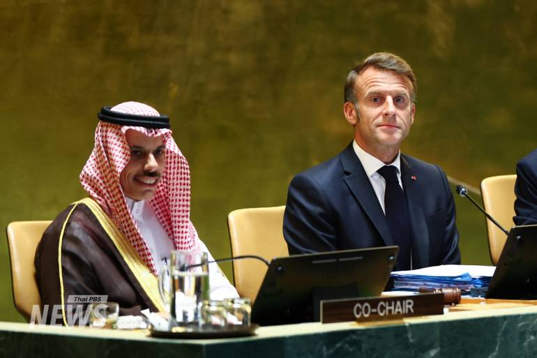 เจ้าชาย Faisal bin Farhan Al Saud รัฐมนตรีว่าการกระทรวงการต่างประเทศซาอุดีอาระเบีย (ซ้าย) และ Emmanuel Macron ประธานาธิบดีฝรั่งเศส (ขวา)