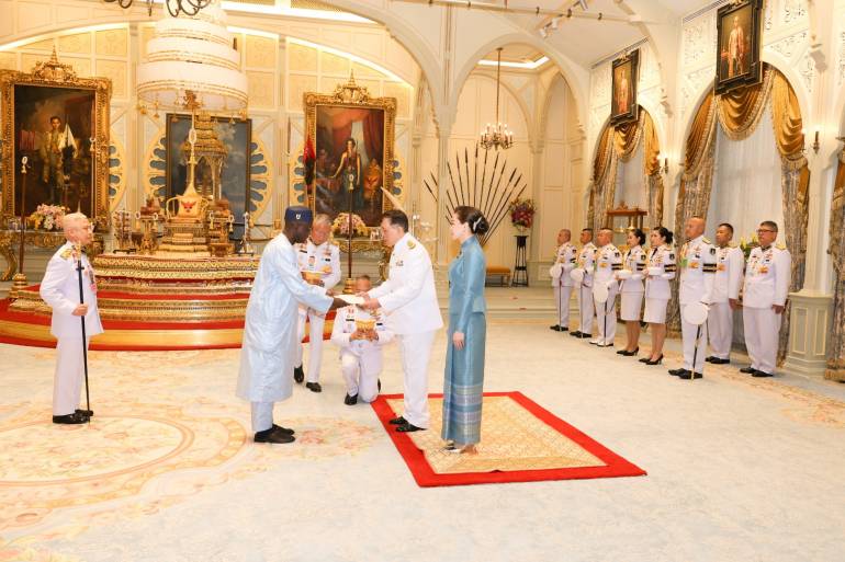 นายอังตอนียู แซรีฟู เอ็งบาลอ เฝ้าทูลละอองธุลีพระบาท ถวายอักษรสาส์นตราตั้ง เป็นเอกอัครราชทูตวิสามัญผู้มีอำนาจเต็มแห่งสาธารณรัฐกินี-บิสเซาประจำประเทศไทย คนแรก