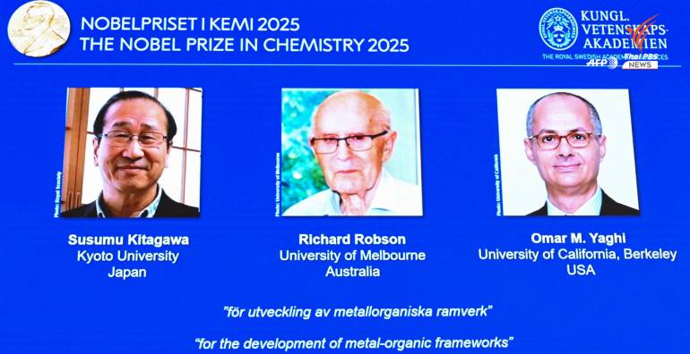 (ซ้ายไปขวา) Susumu Kitagawa, Richard Robson and Omar M. Yaghi ณ ราชบัณฑิตยสถานวิทยาศาสตร์แห่งสวีเดน กรุงสตอกโฮล์ม ประเทศสวีเดน เมื่อวันที่ 8 ตุลาคม 2025