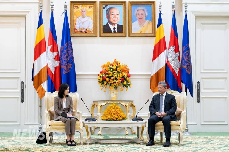 คิม จิน-อา รัฐมนตรีช่วยว่าการกระทรวงต่างประเทศคนที่ 2 แห่งสาธารณรัฐเกาหลี (ซ้าย) หารือกับ ฮุน มาเนต นายกรัฐมนตรีกัมพูชา (ขวา) ที่กรุงพนมเปญ เมื่อวันที่ 16 ต.ค.2568
