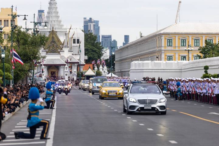ในหลวง-พระราชินี เสด็จฯ เชิญพระบรมศพ "สมเด็จพระบรมราชชนนีพันปีหลวง" ไปยังพระบรมมหาราชวัง