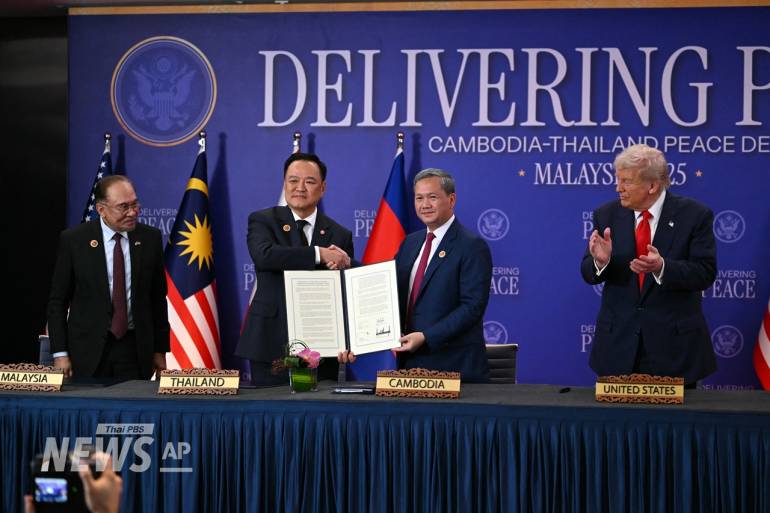 อนุทิน ชาญวีรกูล นายกรัฐมนตรีไทย และฮุน มาเนต นายกรัฐมนตรีกัมพูชา ลงนามความสัมพันธ์ไทย-กัมพูชา โดยมีอันวาร์ อิบราฮิม นายกรัฐมนตรีมาเลเซีย และโดนัลด์ ทรัมป์ ประธานาธิบดีสหรัฐฯ เป็นพยาน