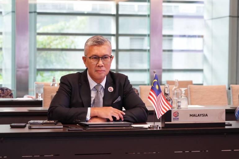 เตงกู ซาฟรุล เตงกู อับดุล อาซิซ รัฐมนตรีว่าการกระทรวงการลงทุน การค้า และอุตสาหกรรมของมาเลเซีย