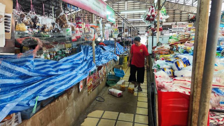บรรยากาศการค้าขายภายในตลาดแห่งหนึ่ง อำเภอน้ำยืน จังหวัดอุบลราชธานี พ่อค้าแม่ค้าเริ่มกลับมาเปิดร้านอีกครั้ง