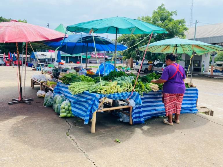 บรรยากาศการค้าขายภายในตลาดแห่งหนึ่ง อำเภอน้ำยืน จังหวัดอุบลราชธานี พ่อค้าแม่ค้าเริ่มกลับมาเปิดร้านอีกครั้ง