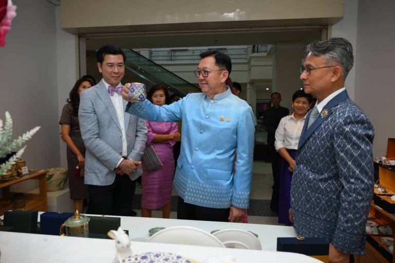 นายจตุพร บุรุษพัฒน์ รมว.พาณิชย์