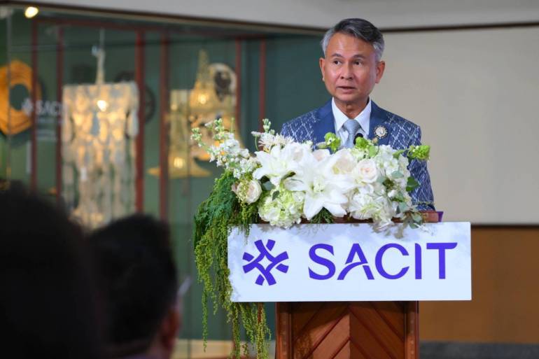 ผศ.ดร.อนุชา ทีรคานนท์ ผู้อำนวยการสถาบันส่งเสริมศิลปหัตถกรรมไทย