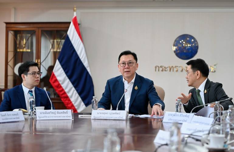 นายจตุพร บุรุษพัฒน์ รมว.พาณิชย์ หารือแนวทางช่วยเหลือผู้ประกอบการและเกษตรกรจากสถานการณ์ชายแดนไทย–กัมพูชา ร่วมกับพาณิชย์จังหวัดและภาคเอกชนในพื้นที่ ทูตพาณิชย์ กรุงพนมเปญ