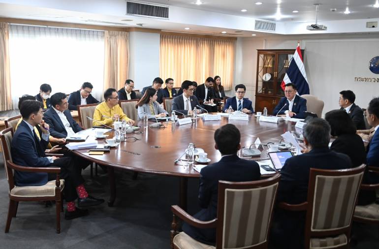 การรือแนวทางช่วยเหลือผู้ประกอบการและเกษตรกรจากสถานการณ์ชายแดนไทย–กัมพูชา ร่วมกับพาณิชย์จังหวัดและภาคเอกชนในพื้นที่ ทูตพาณิชย์ กรุงพนมเปญ