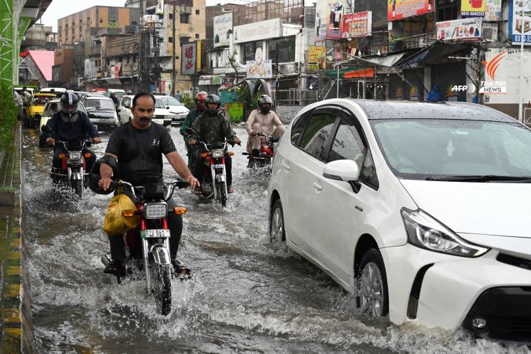 ถนนที่ถูกน้ำท่วมขังระหว่างฝนตกหนักในช่วงมรสุมที่เมืองราวัลปินดี ปากีสถาน เมื่อวันที่ 17 กรกฎาคม 2568