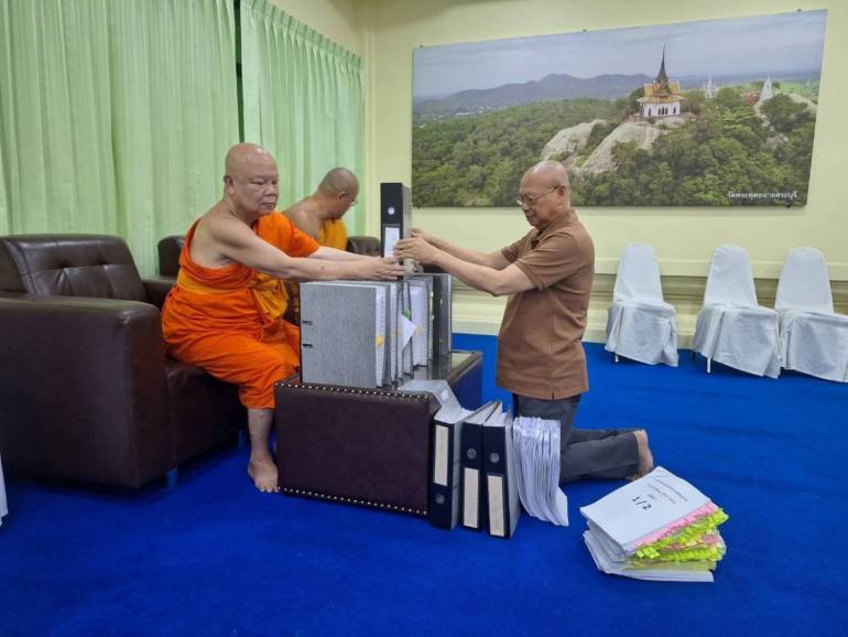 อดีตพระเทพวชิรธีราภรณ์ อดีตเจ้าอาวาสวัดพระพุทธบาทฉาย จ. สระบุรี ได้ส่งมอบเอกสารสำคัญของวัดพระพุทธฉาย