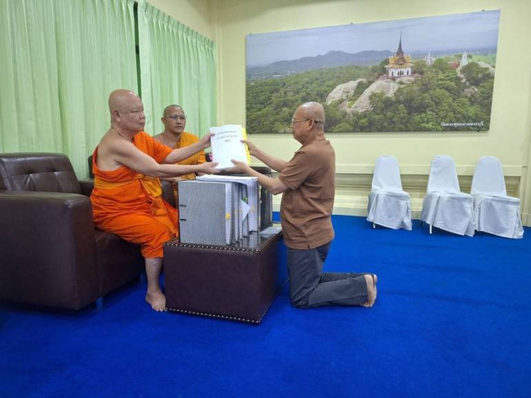 อดีตพระเทพวชิรธีราภรณ์ อดีตเจ้าอาวาสวัดพระพุทธบาทฉาย จ. สระบุรี ได้ส่งมอบเอกสารสำคัญของวัดพระพุทธฉาย