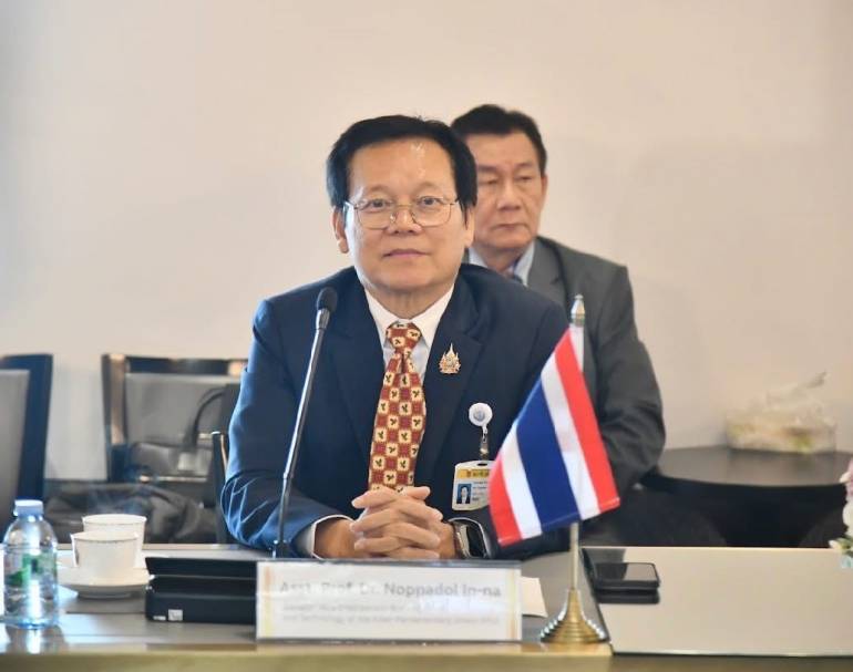 นายนพดล อินนา สมาชิกวุฒิสภา (สว.) ในฐานะผู้จะเสนอญัตติตั้งกรรมาธิการ (กมธ.) ศึกษาปัญหาสังคม