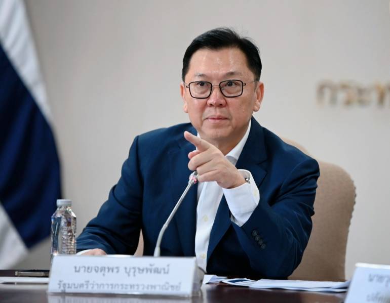 นายจตุพร บุรุษพัฒน์ รัฐมนตรีว่าการกระทรวงพาณิช