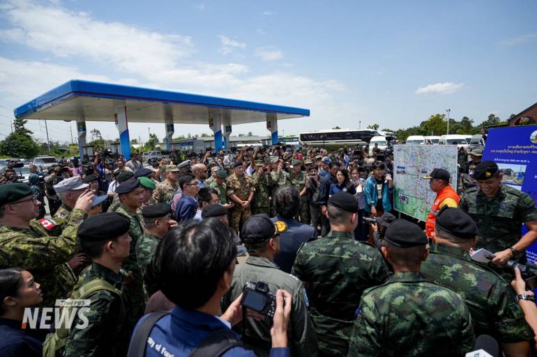 กระทรวงต่างประเทศ และกองทัพบก นำคณะทูตและผู้ช่วยทูตทหารจาก 23 ประเทศ ลงพื้นที่สังเกตการณ์ชายแดนไทย-กัมพูชา ที่ปั๊ม ปตท.บ้านผือ อ.กันทรลักษ์ จ.ศรีสะเกษ
