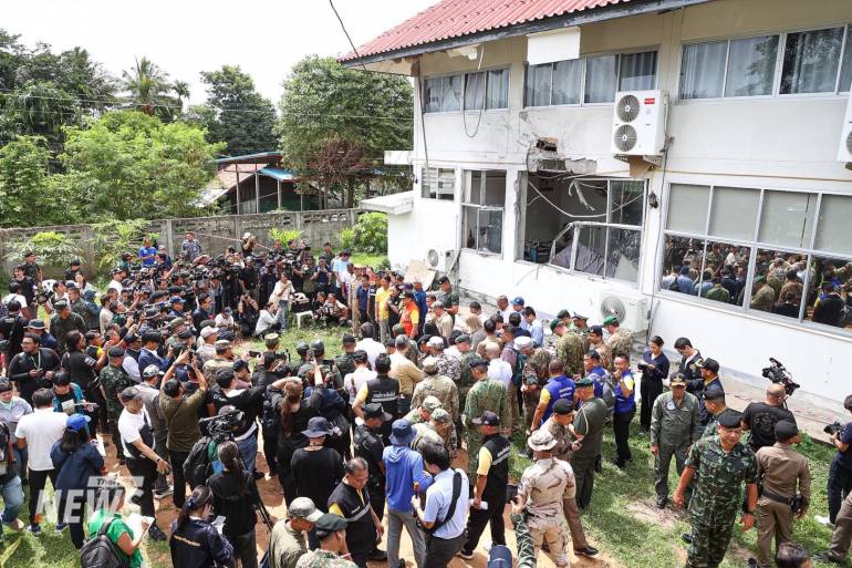 คณะทูตและผู้ช่วยทูตทหาร 23 ประเทศ พร้อมสื่อมวลชน ลงพื้นที่ดูความเสียหายจุด โรงพยาบาลส่งเสริมสุขภาพตำบล ในพื้นที่ อ.กันทรลักษ์ จ.ศรีสะเกษ ที่ถูกทหารกัมพูชายิงจรวดเข้าใส่จนได้รับความเสียหาย