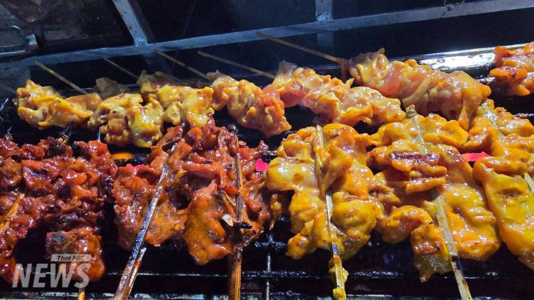 ไก่ปิ้ง ลูกสาวช่วยหมัก ช่วยเสียบไม้
