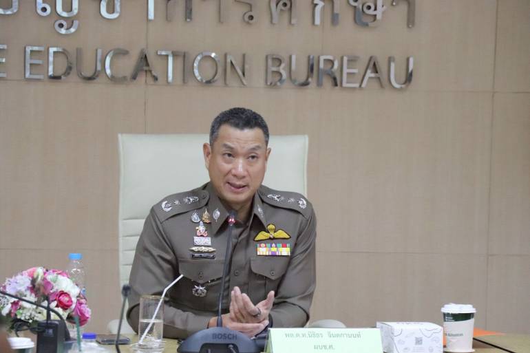 พล.ต.ท.นิธิธร จินตกานนท์ ผู้บัญชาการศึกษา ในฐานะหัวหน้าคณะทำงานเสริมสร้างภาพลักษณ์ตำรวจจราจร ศูนย์บริหารงานจราจร  สำนักงานตำรวจแห่งชาติ 