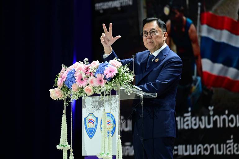 นายจตุพร บุรุษพัฒน์ รมว.พาณิชย์