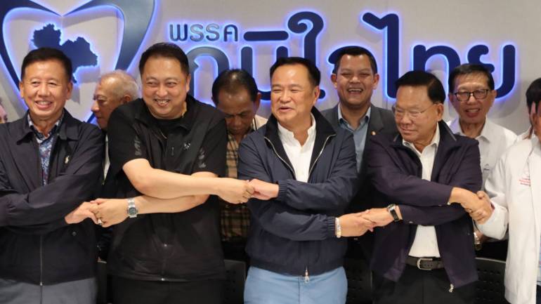 นายอนุทิน ชาญวีรกูล หัวพรรคภูมิใจไทย