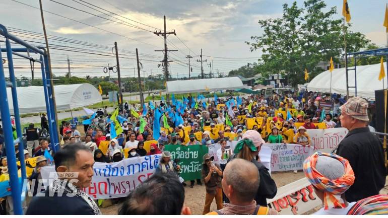 การชุมนุมที่แยกควนหนองหงส์ อ.ชะอวด จ.นครศรีธรรมราช คัดค้าน “โครงการแลนด์บริดจ์ชุมพร-ระนอง” และคัดค้าน พ.ร.บ.ระเบียงเขตเศรษฐกิจพิเศษภาคใต้ เมื่อวันที่ 1 มิ.ย.2568