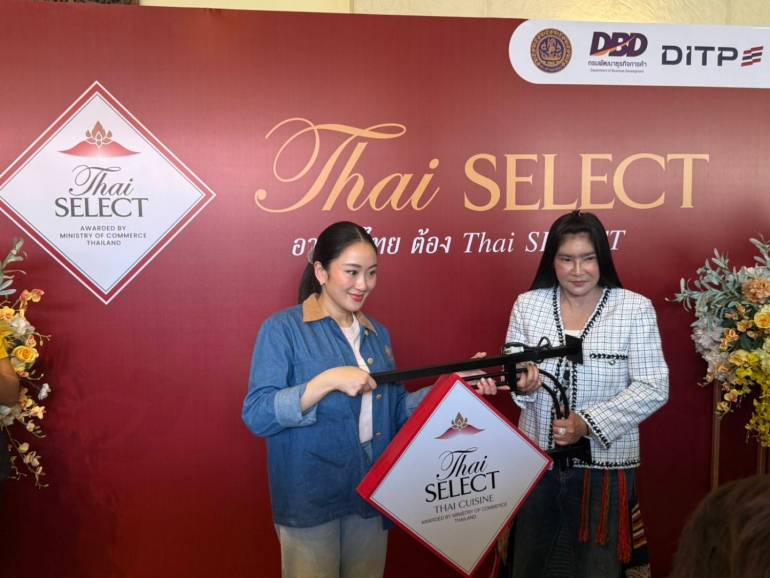 นางสาวแพทองธาร ชินวัตร นายกรัฐมนตรี มอบป้ายตราสัญลักษณ์ Thai SELECT ให้ร้านอาหารไทย