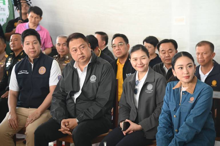นายสุชาติ ชมกลิ่น รมช.พาณิชย์