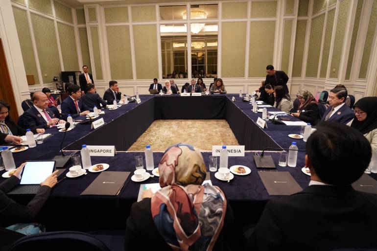 การประชุมรัฐมนตรีเศรษฐกิจอาเซียน (ASEAN Ministerial Caucus) ซึ่งจัดควบคู่กับการประชุมรัฐมนตรีด้านการค้าเอเปค (Ministers Responsible for Trade: MRT) เมืองเชจู สาธารณรัฐเกาหลี