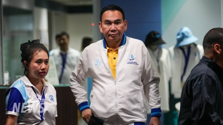 นายเดชอิศม์ ขาวทอง เลขาธิการพรรคประชาธิปัตย์