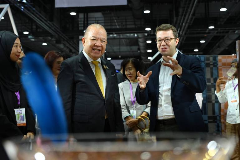 นายพิชัย นริพทะพันธุ์ รมว.พาณิชย์