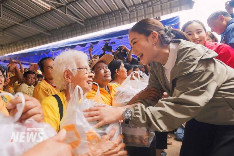 น.ส.แพทองธาร ชินวัตร นายกรัฐมนตรีในฐานะหัวหน้าพรรคเพื่อไทยลงพื้นที่เยี่ยมชาวบ้านน้ำท่วม อ.สวรรคโลก จ.สุโขทัย