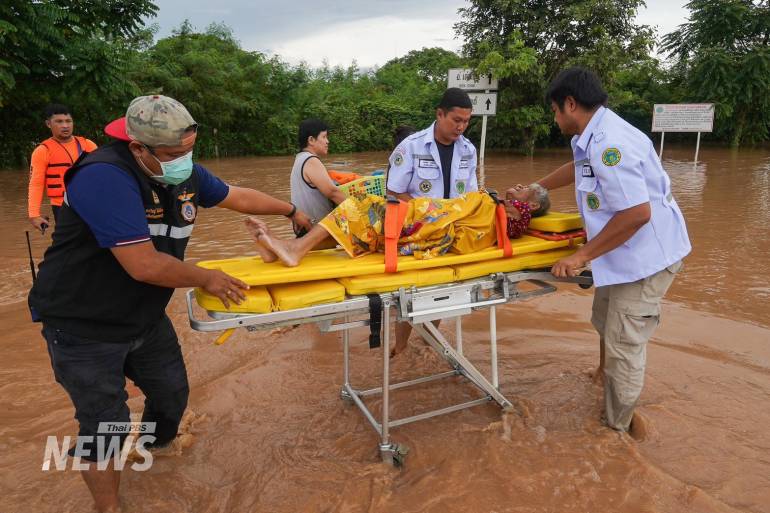 ย้ายผู้สูงอายุไปในที่ปลอดภัยเมื่อเกิดเหตุการณ์น้ำท่วม 