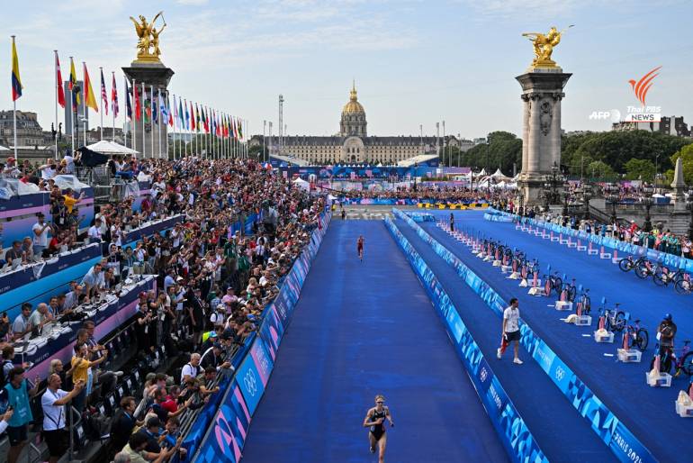 Cassandre Beaugrand จากฝรั่งเศสเข้าเส้นชัย บน Pont Alexandre III การแข่งขันไตรกีฬา ในการแข่งขันกีฬา โอลิมปิก 2024