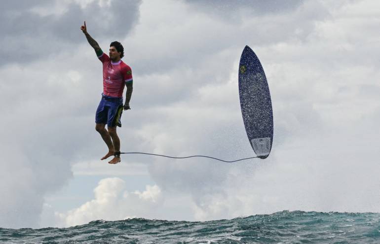 Gabriel Medina จากบราซิล การแข่งขันกีฬาโอลิมปิกที่ปารีส 2024 ที่เมือง Teahupo'o บนเกาะตาฮิติ เมื่อวันที่ 29 กรกฎาคม 2024