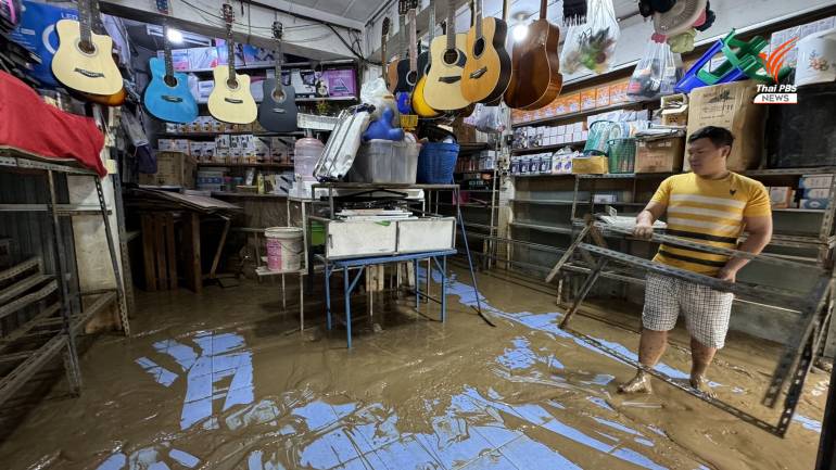 ผู้ประกอบการในตลาดสายลมจอย อ.แม่สาย จ.เชียงราย เริ่มทำความสะอาดดินโคลนหลังน้ำลด