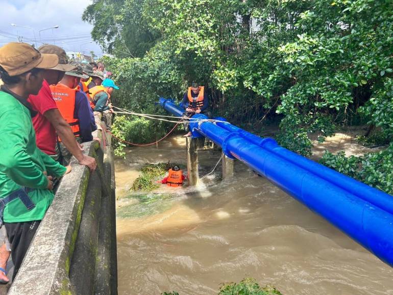 การระบายน้ำท่วมในพื้นที่จ.ตราด (ภาพ กรมป้องกันและบรรเทาสาธารณภัย) 