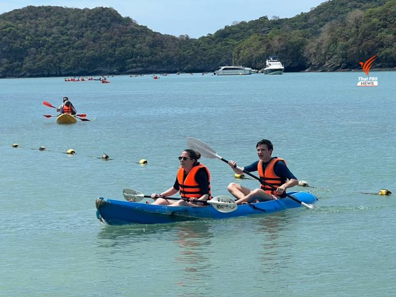 นักท่องเที่ยวพายเรือคายัคท่องเที่ยวที่หมู่เกาะอ่างทอง 